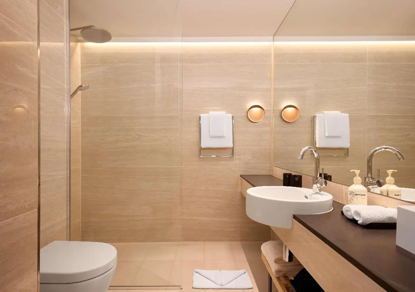 Adina Apartment Hotel Geneva Badezimmer