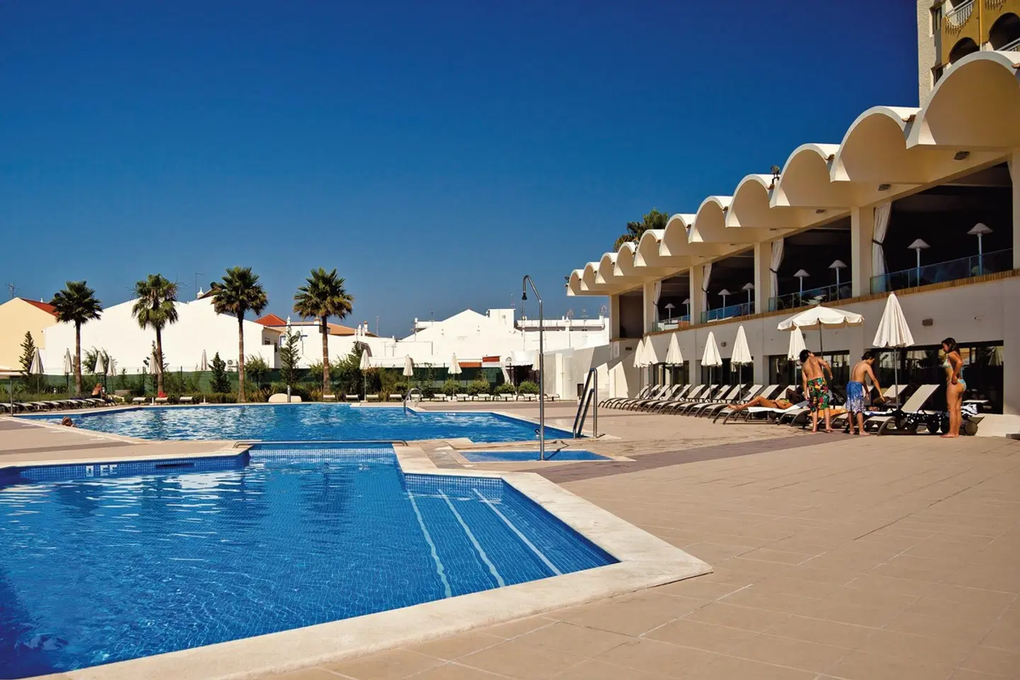 Ozadi Altura Beach Resort OUTDOOR_POOL