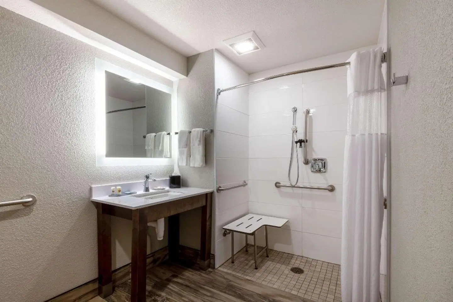 La Quinta Inn & Suites by Wyndham Anchorage Airport Badezimmer