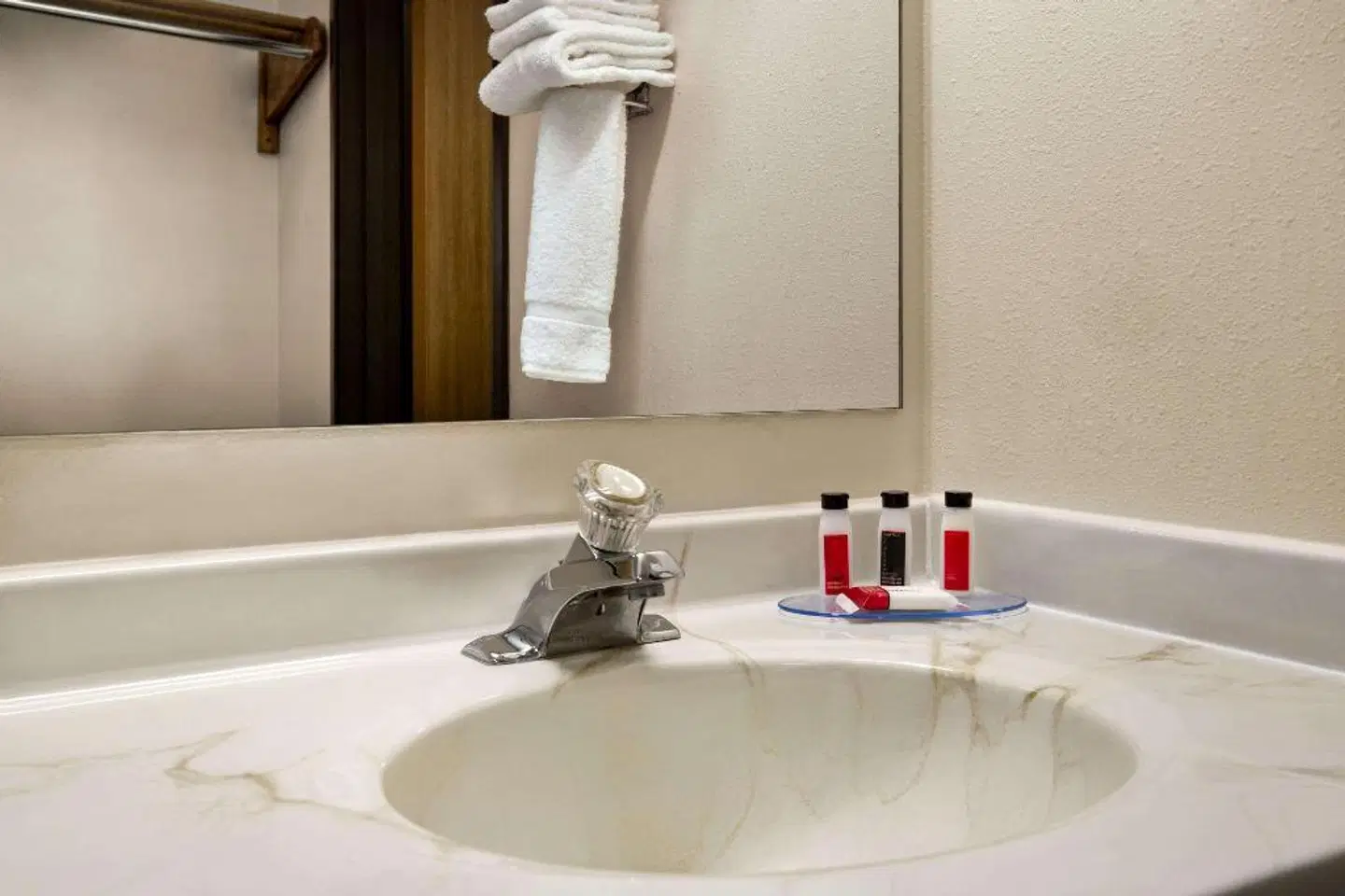 Super 8 by Wyndham Big Timber Badezimmer