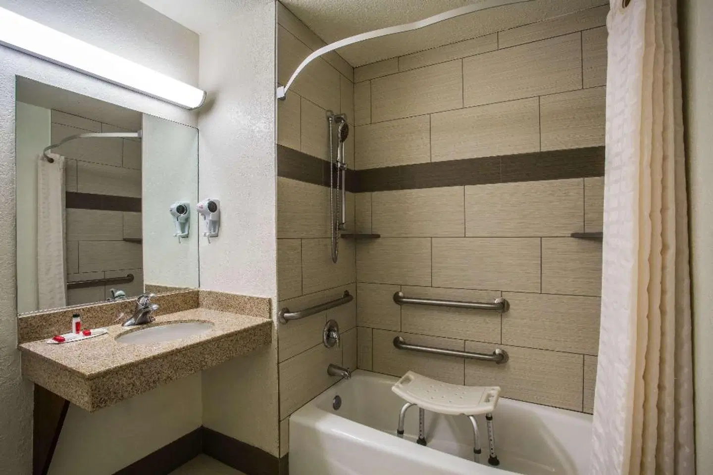 Super 8 by Wyndham Flagstaff Badezimmer