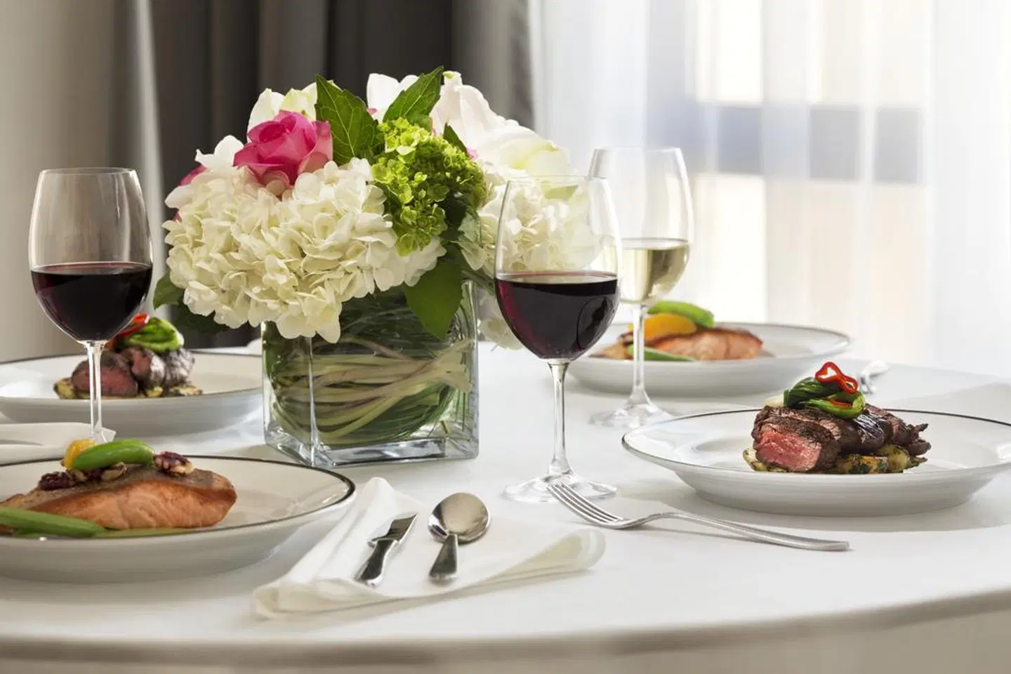 Le Soleil by Executive Hotels Restaurant