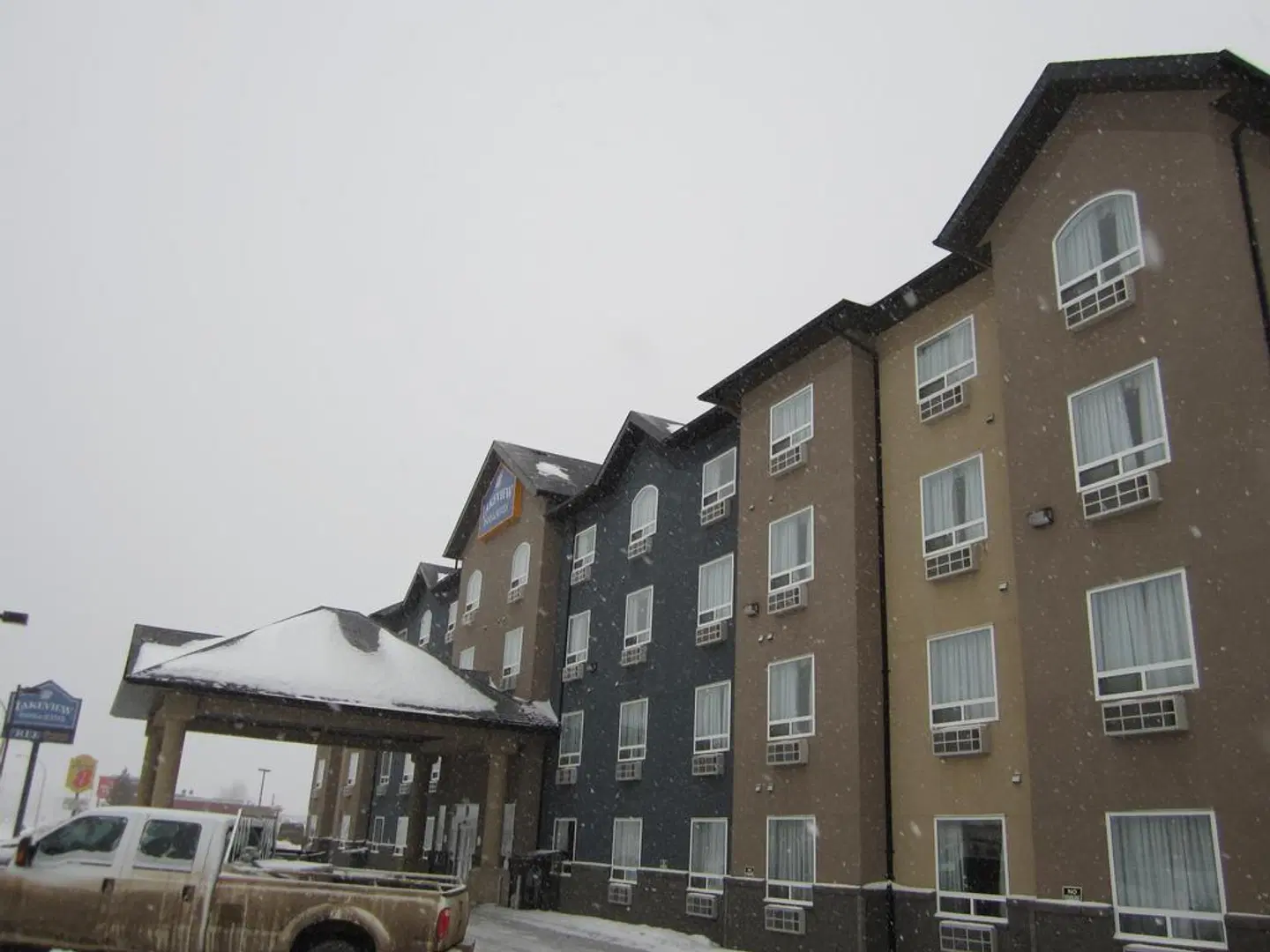 Lakeview Inn & Suites - Fort Nelson EXTERIOR