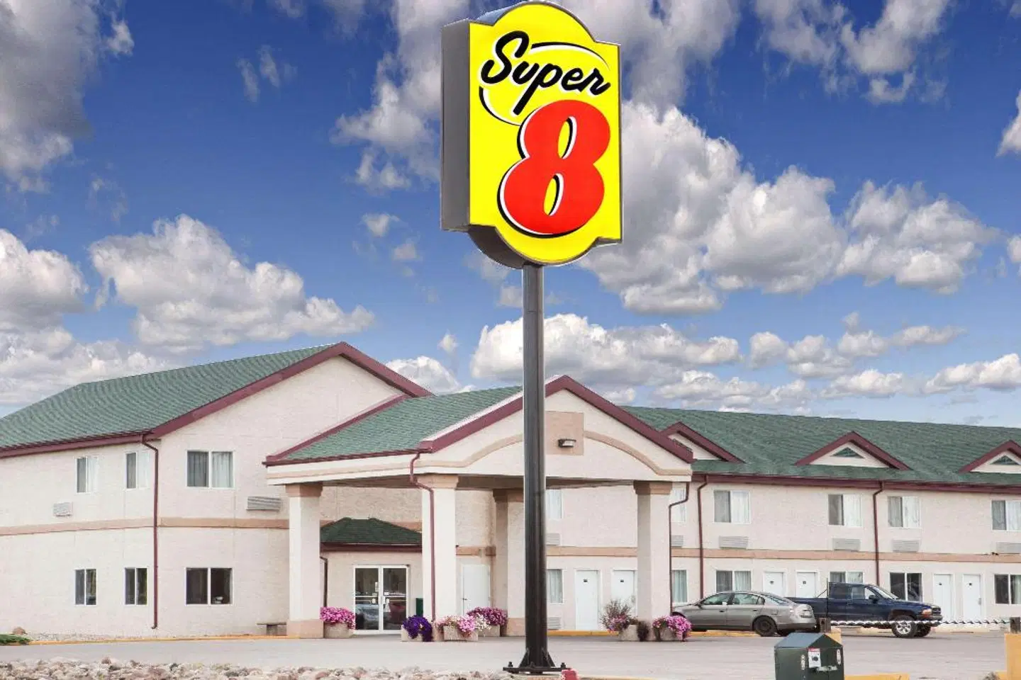 Super 8 by Wyndham Kindersley EXTERIOR