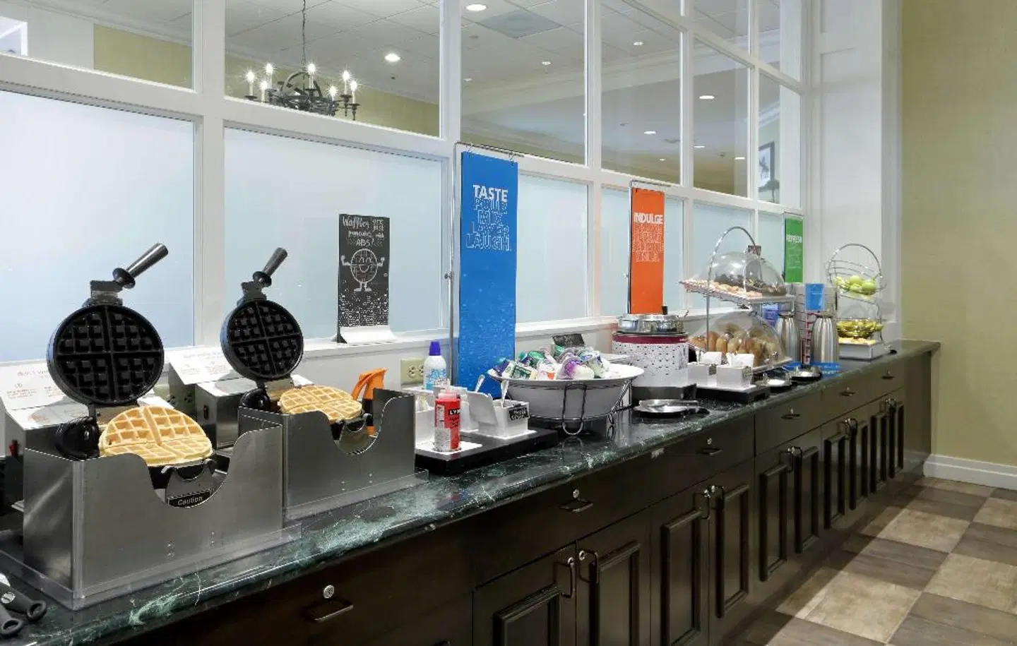 Hampton Inn Boston/Natick Bar