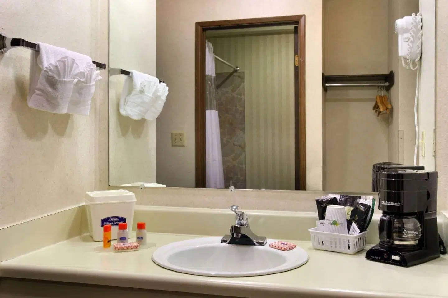 Howard Johnson by Wyndham Portland Airport Badezimmer