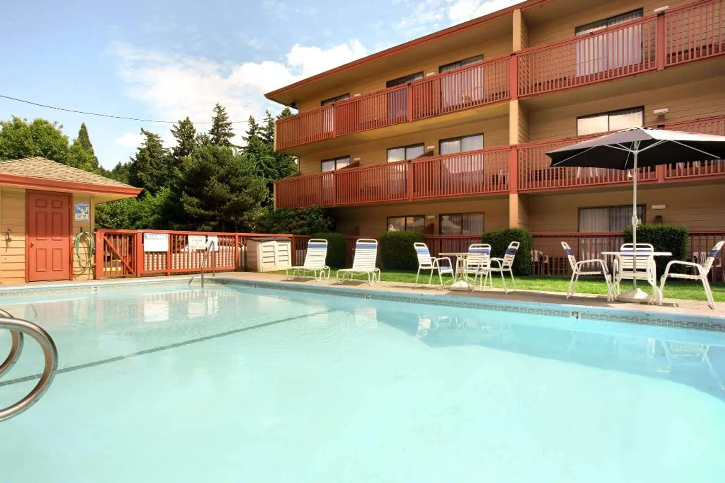 Howard Johnson by Wyndham Portland Airport OUTDOOR_POOL