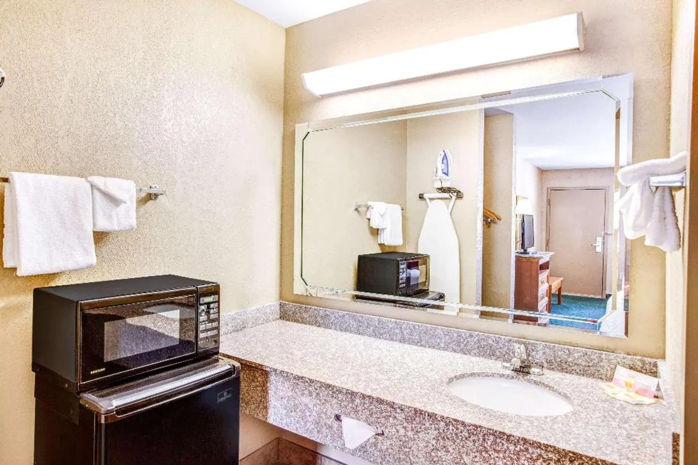 Days Inn by Wyndham Kennesaw Badezimmer