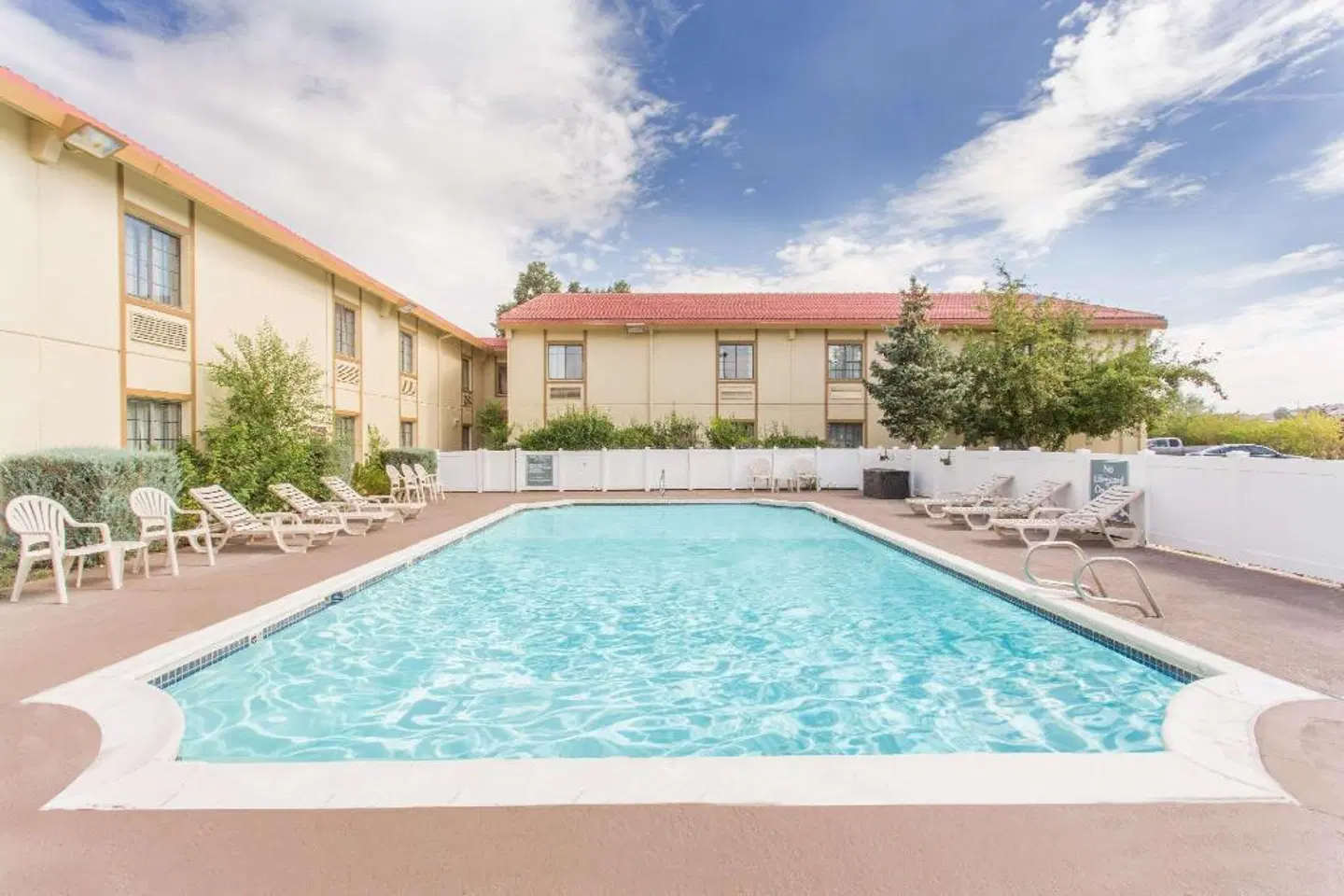 Baymont by Wyndham Rock Springs OUTDOOR_POOL