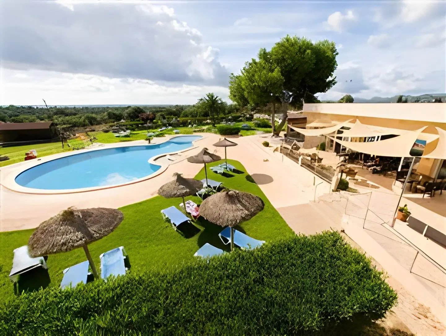 Sol Romantica OUTDOOR_POOL