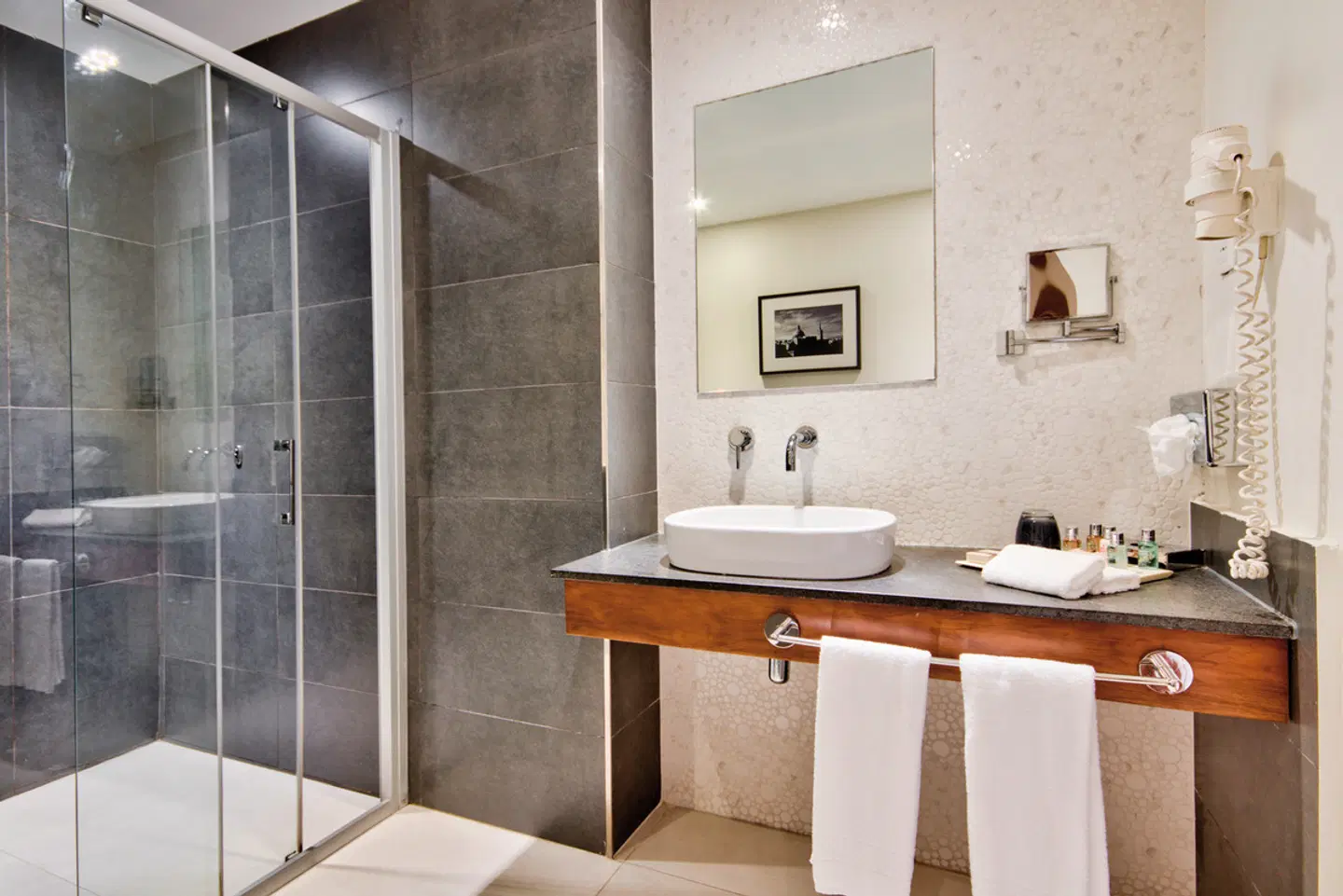 The George, Urban Boutique Hotel BATHROOM
