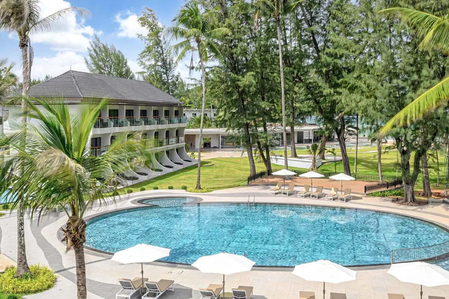 Amora Beach Resort Phuket OUTDOOR_POOL