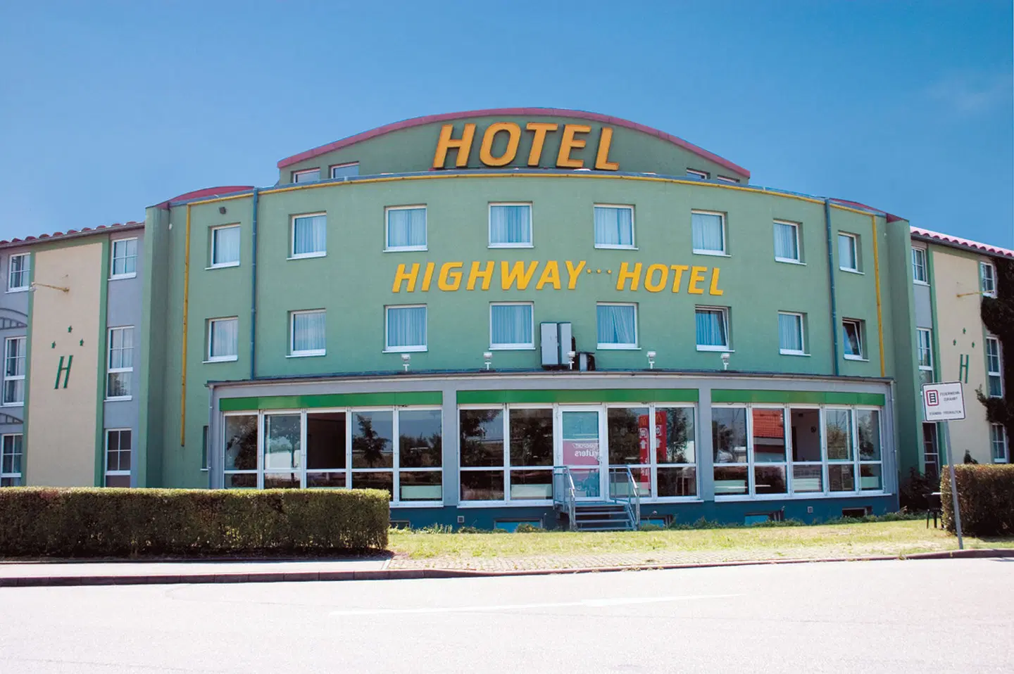 Highway-Hotel EXTERIOR