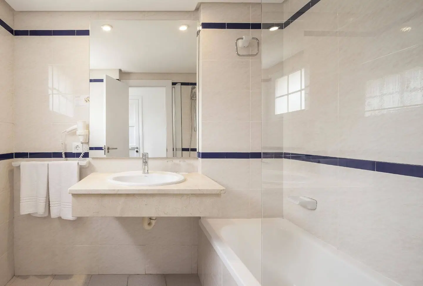 ILUNION Menorca Badezimmer