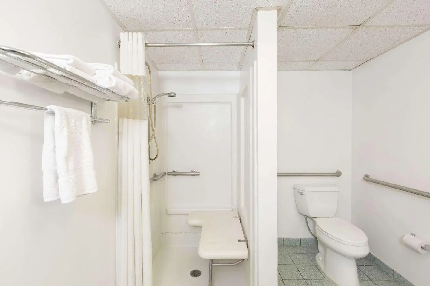 Travelodge by Wyndham Great Bend BATHROOM