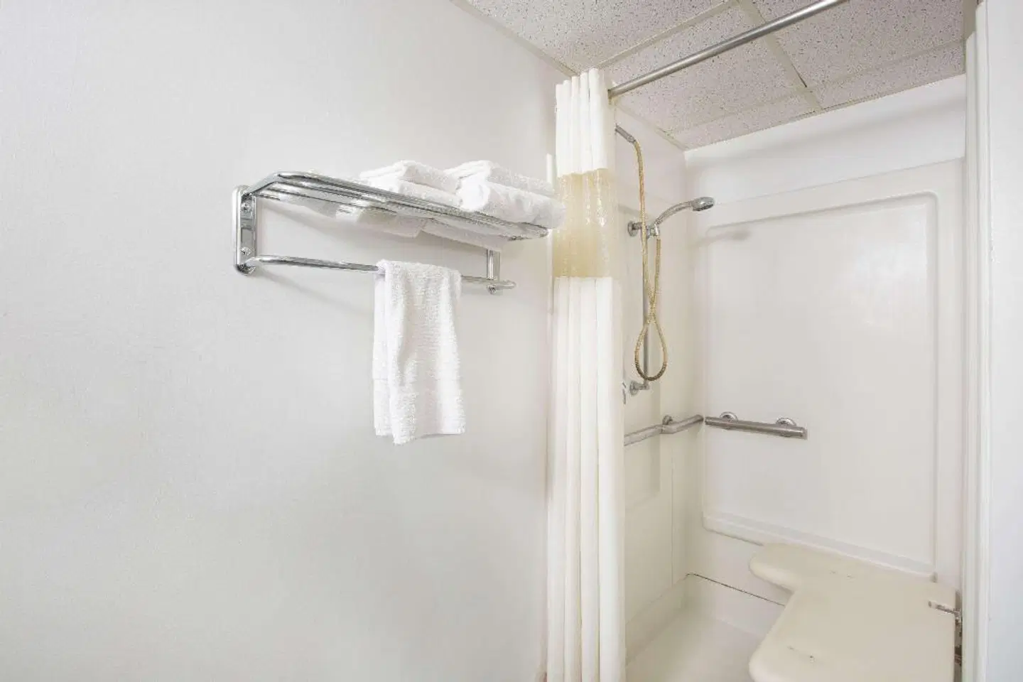 Travelodge by Wyndham Great Bend Badezimmer