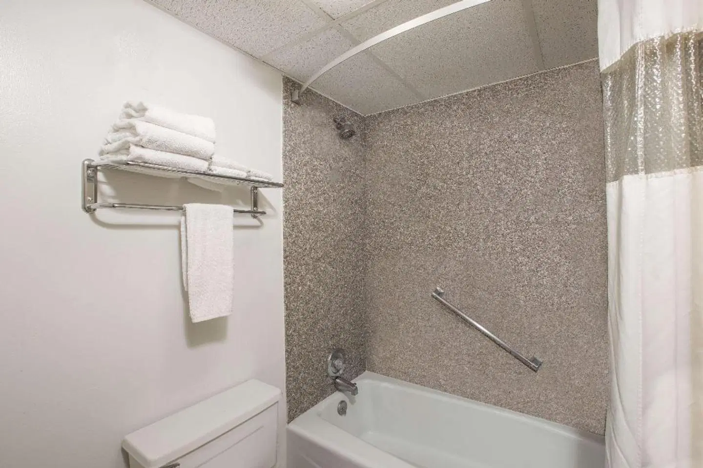 Travelodge by Wyndham Great Bend BATHROOM