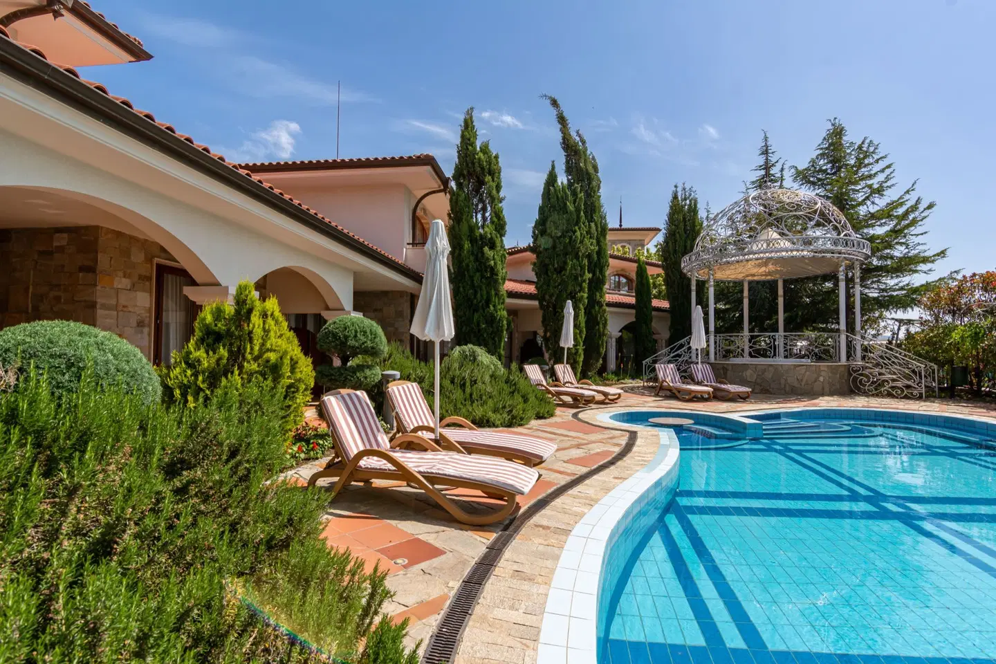 Helena Sands OUTDOOR_POOL