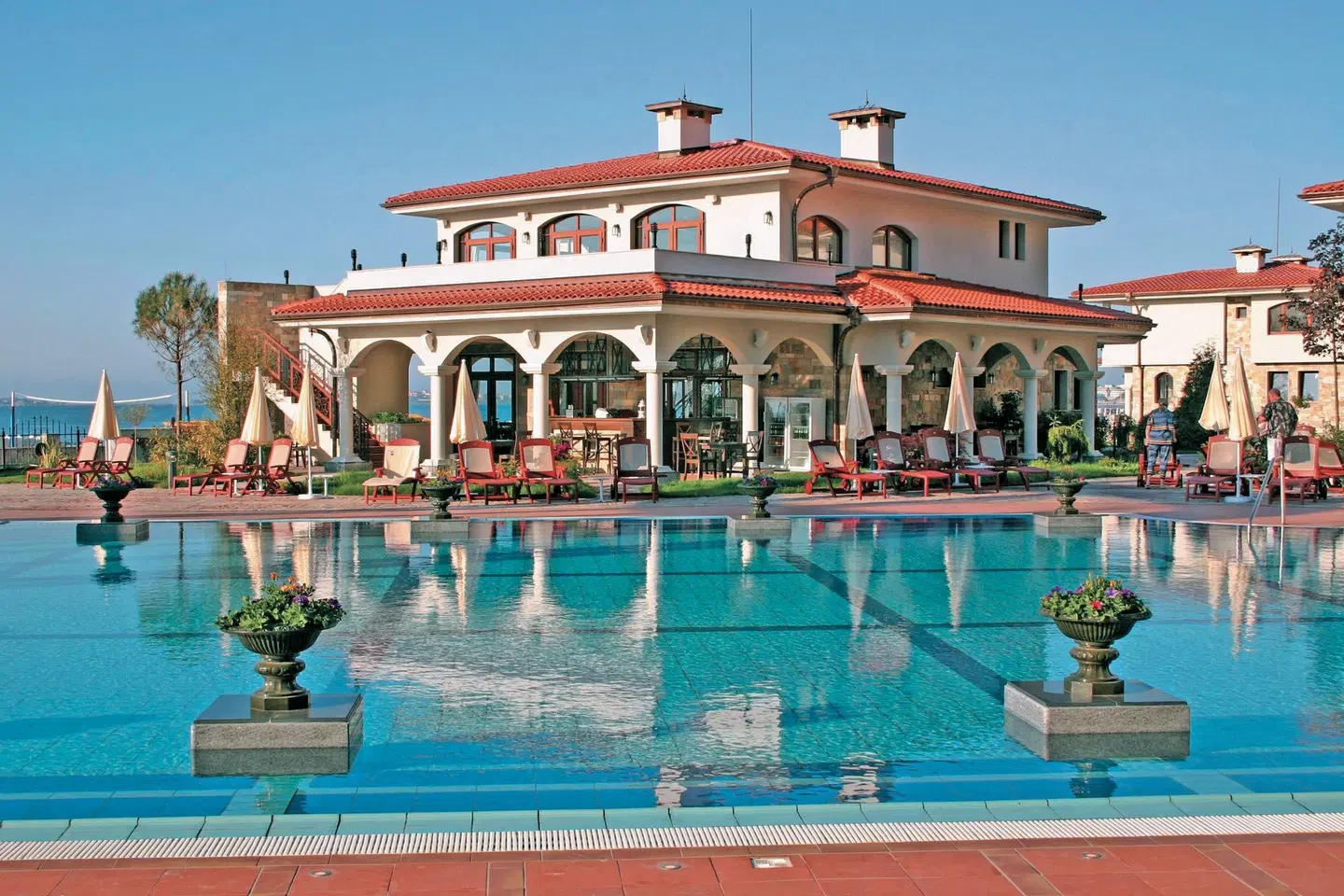 Helena Sands OUTDOOR_POOL