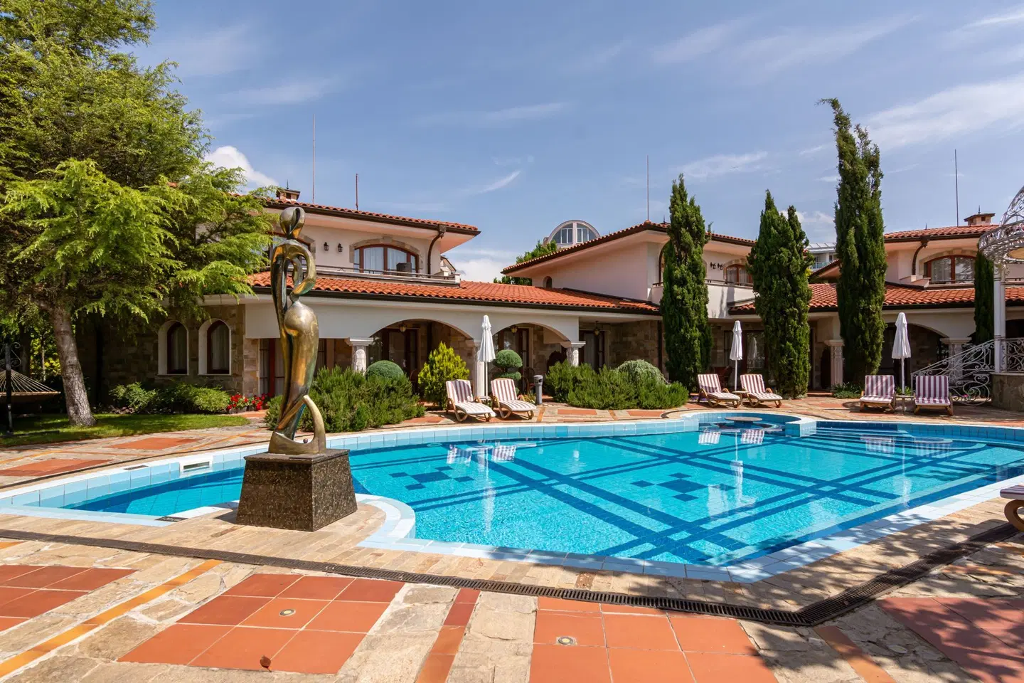 Helena Sands OUTDOOR_POOL