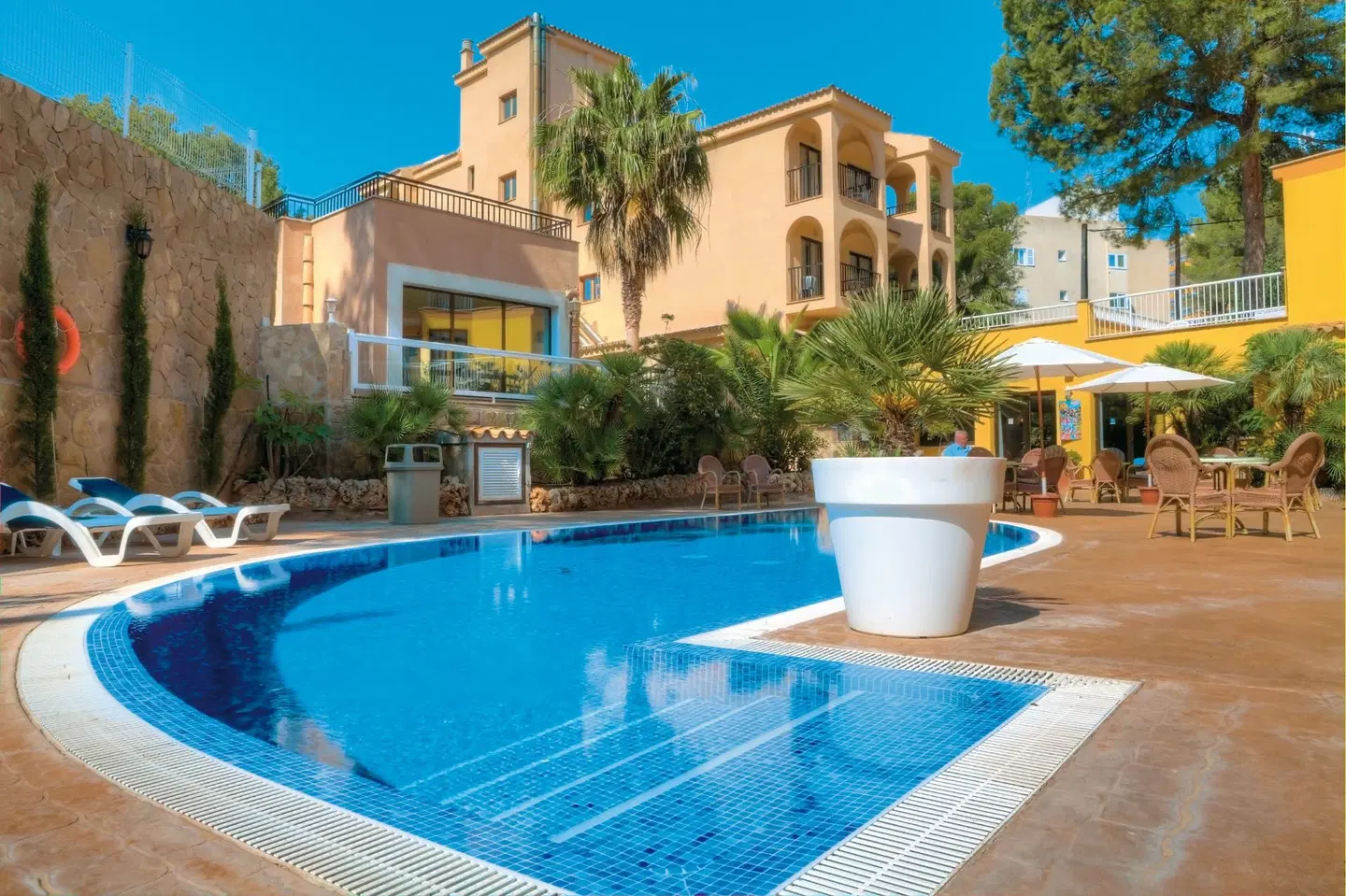 Morlans OUTDOOR_POOL