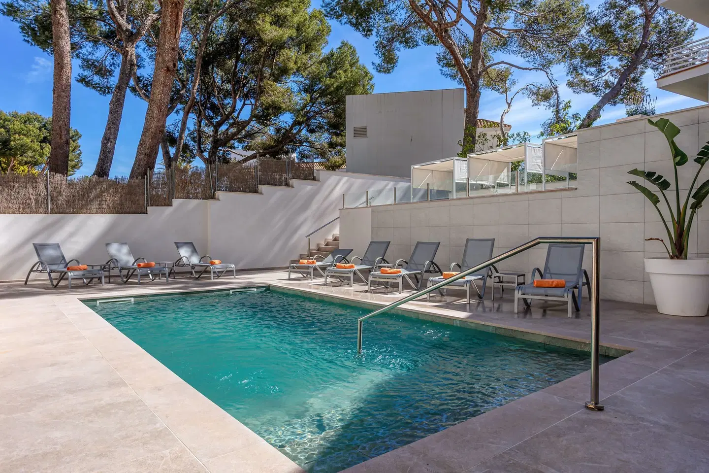 Morlans OUTDOOR_POOL