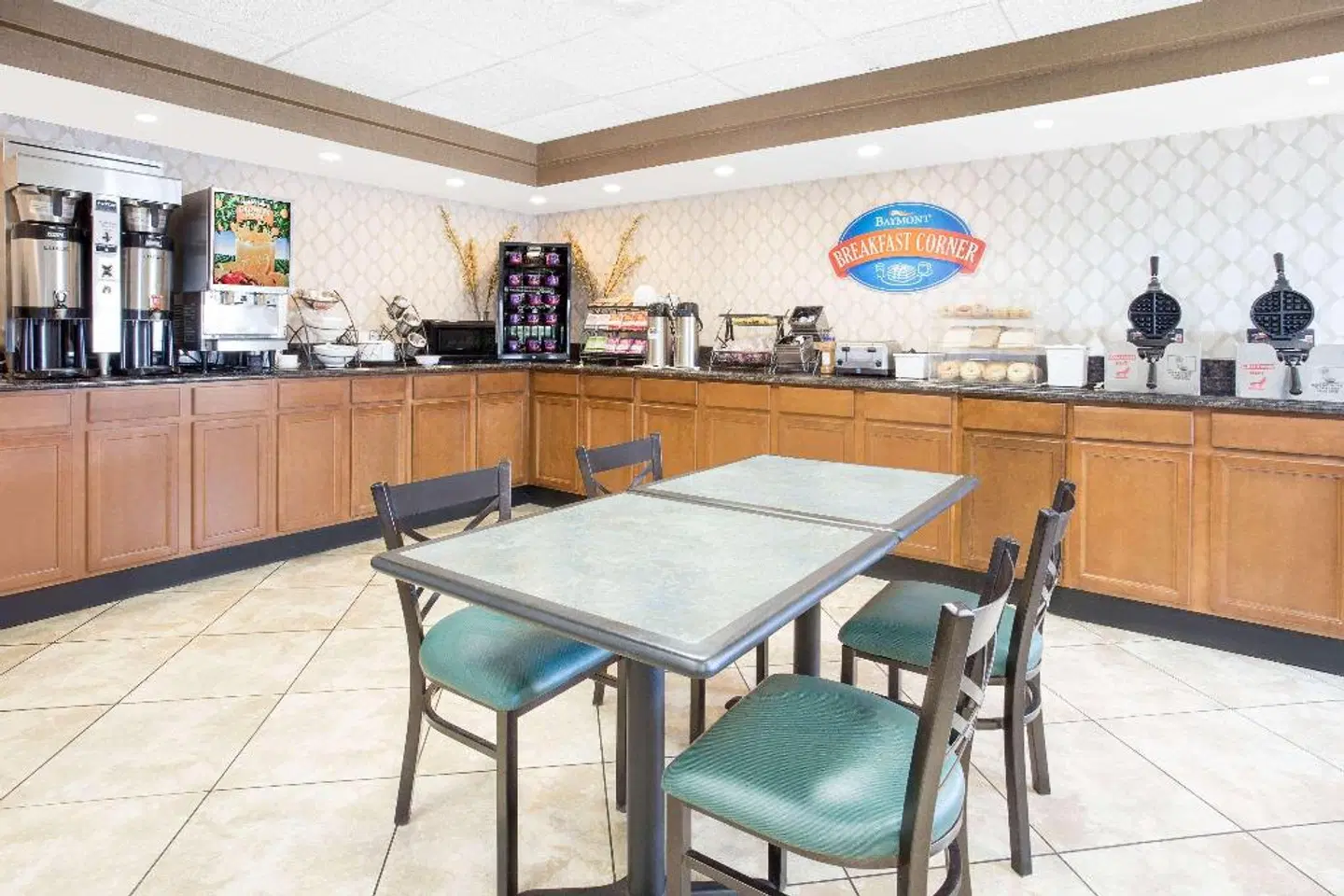 Baymont by Wyndham Janesville Bar