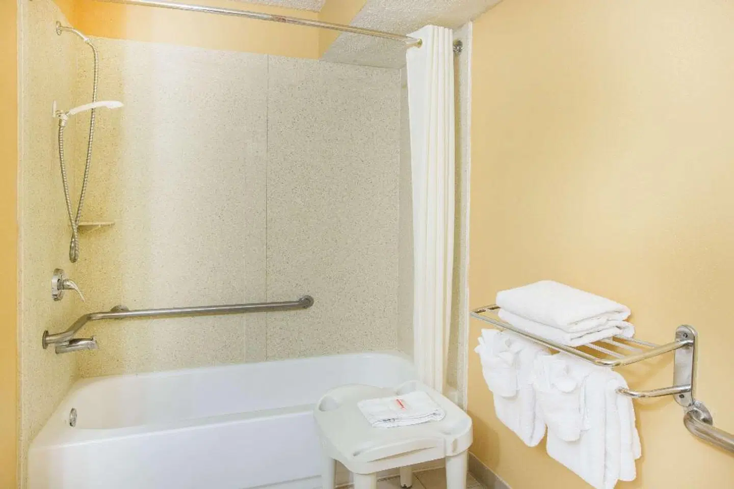 Super 8 by Wyndham Myrtle Beach/Market Common Area Badezimmer