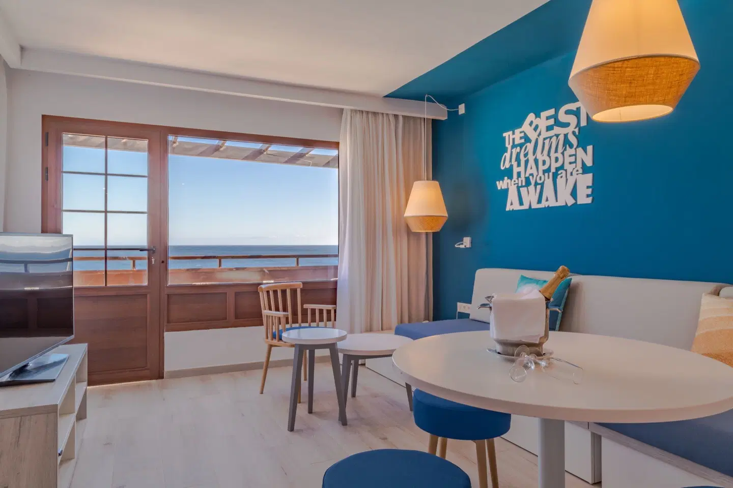 R2 Bahia Kontiki Bar