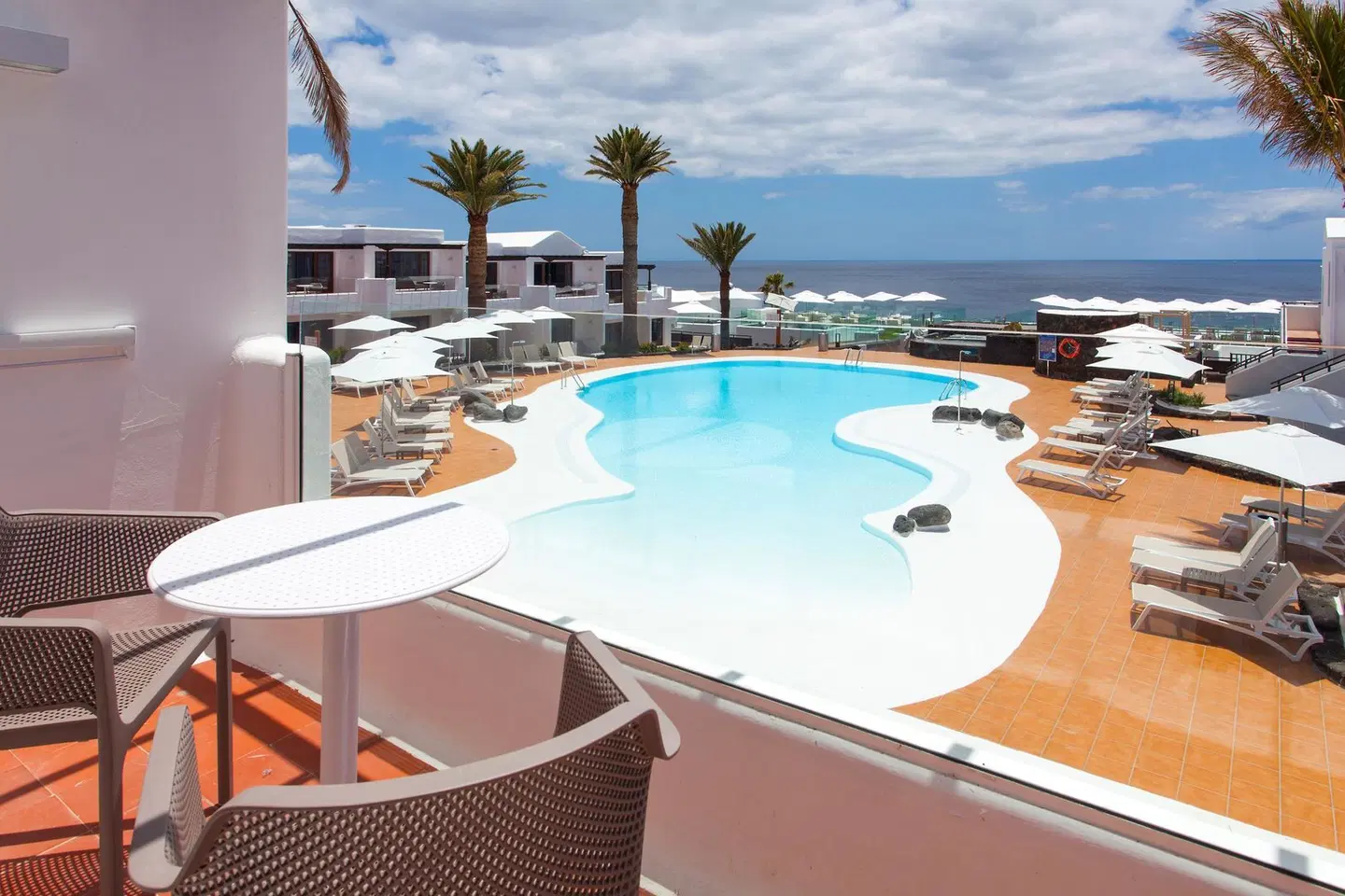 R2 Bahía Kontiki Beach Aparthotel OUTDOOR_POOL