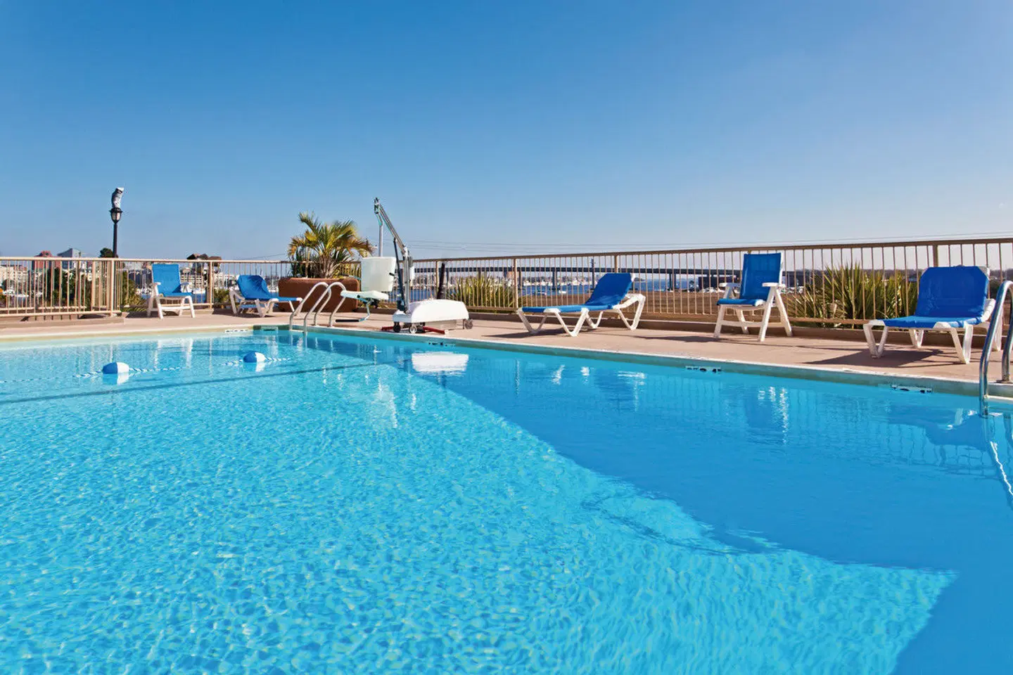 Holiday Inn Riverview OUTDOOR_POOL