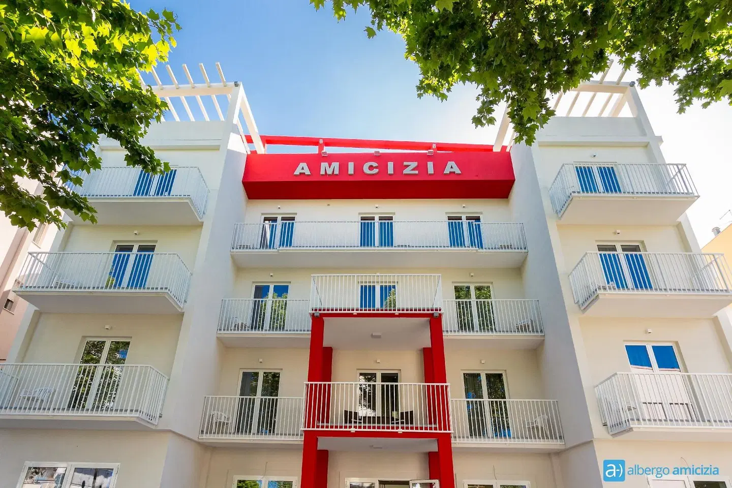 Amicizia EXTERIOR
