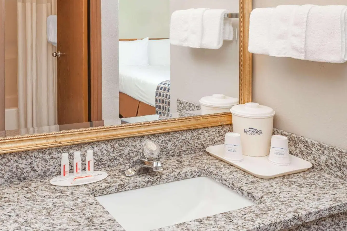 Baymont by Wyndham Champaign Badezimmer