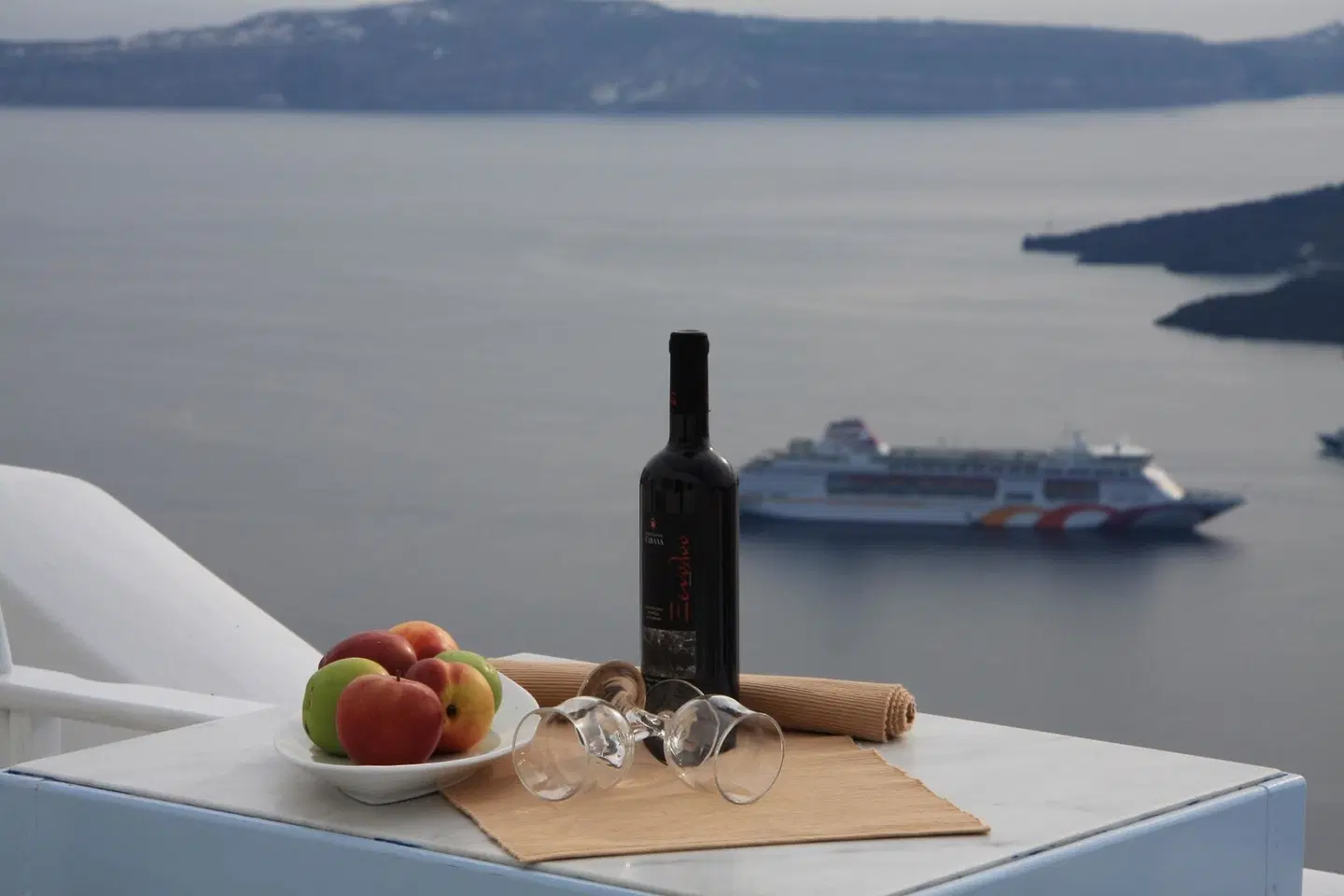 Manos Small World HEALTH_BEAUTY