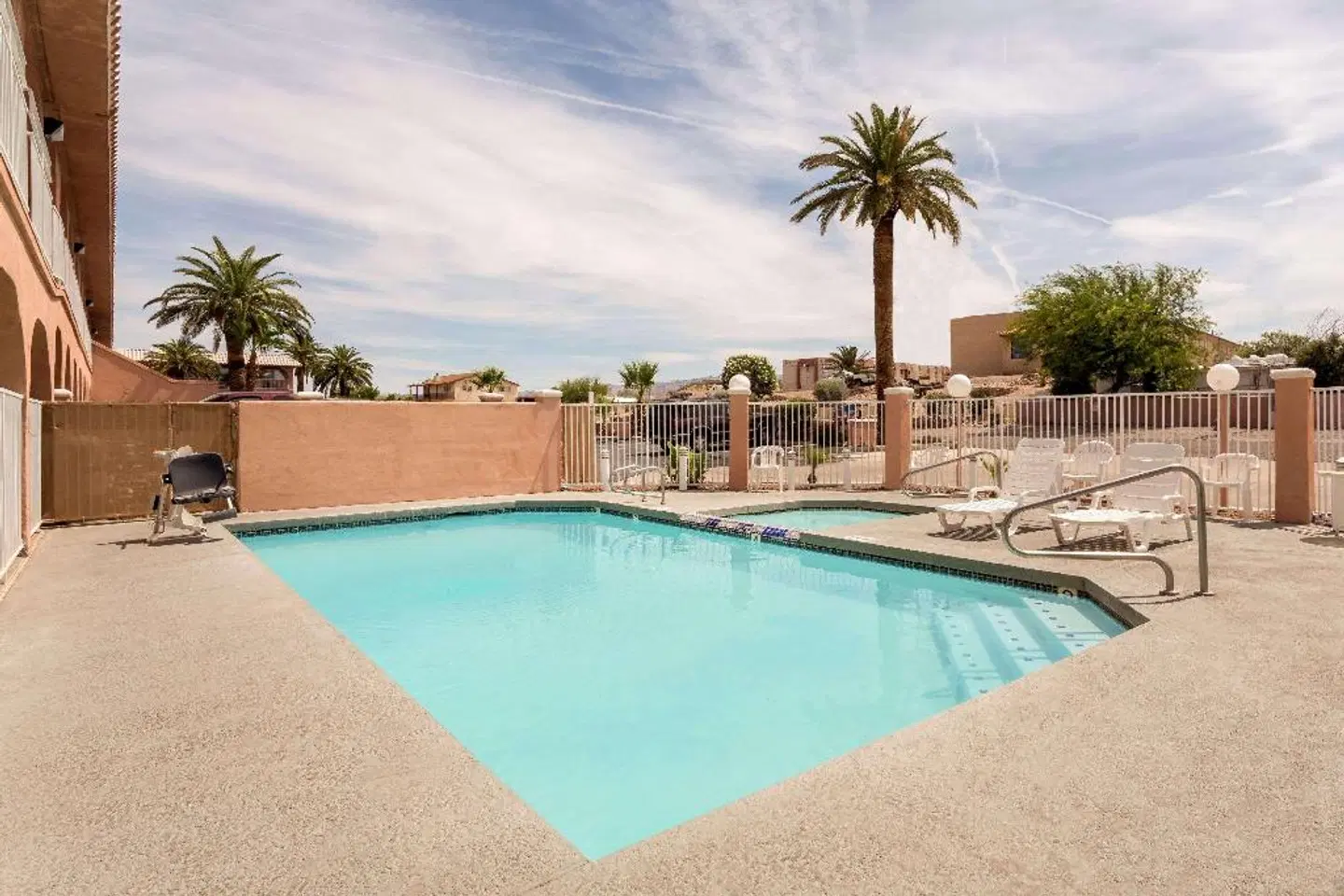 Days Inn by Wyndham Bullhead City OUTDOOR_POOL