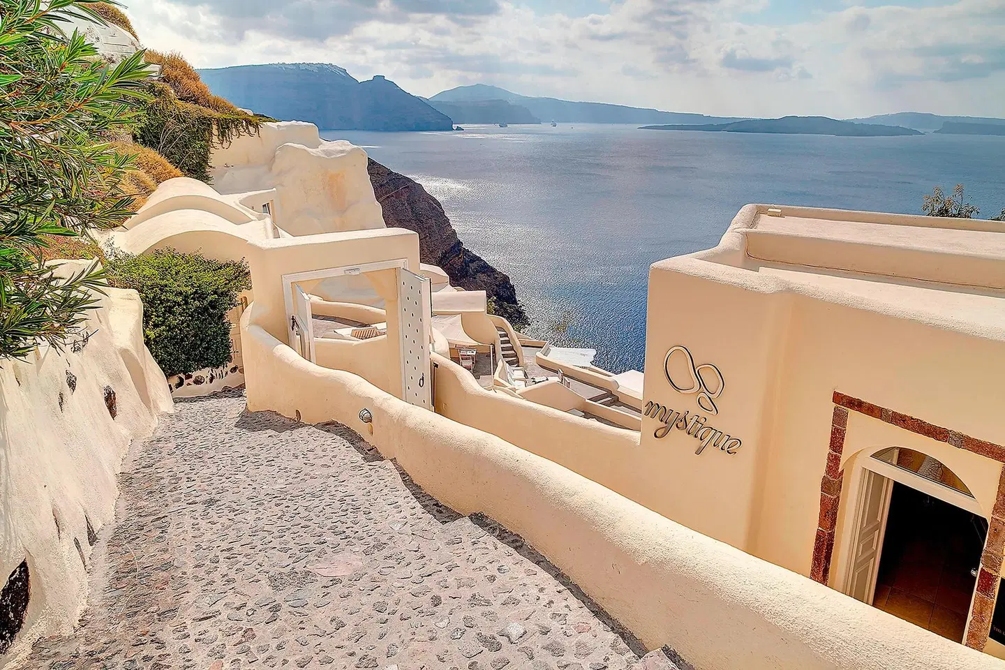 Mystique, a Luxury Collection Hotel, Santorini Strand