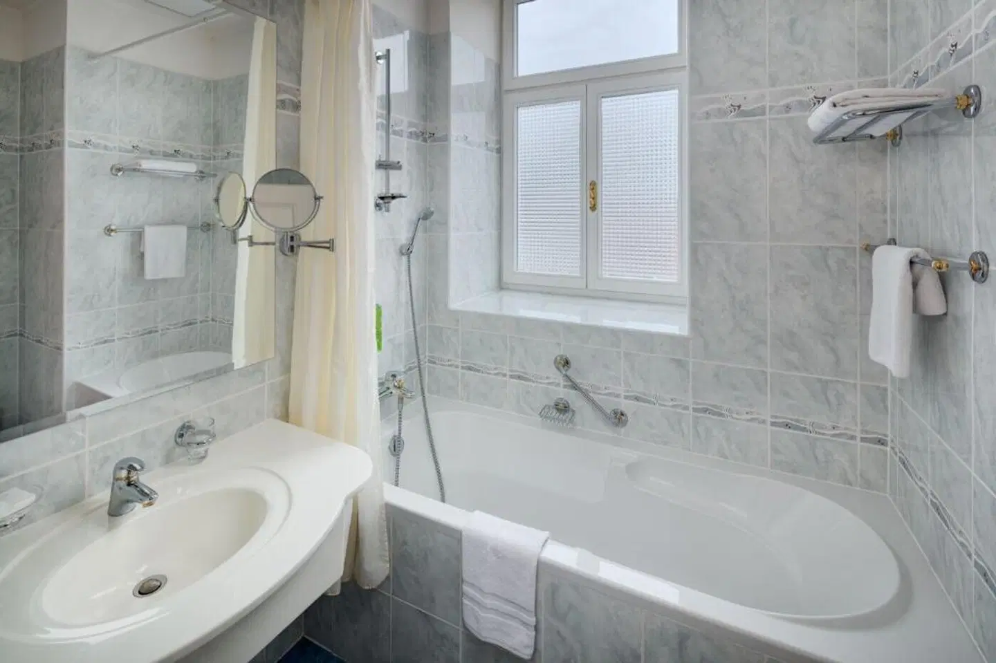 Ensana Pacifik Health Spa Hotel Badezimmer