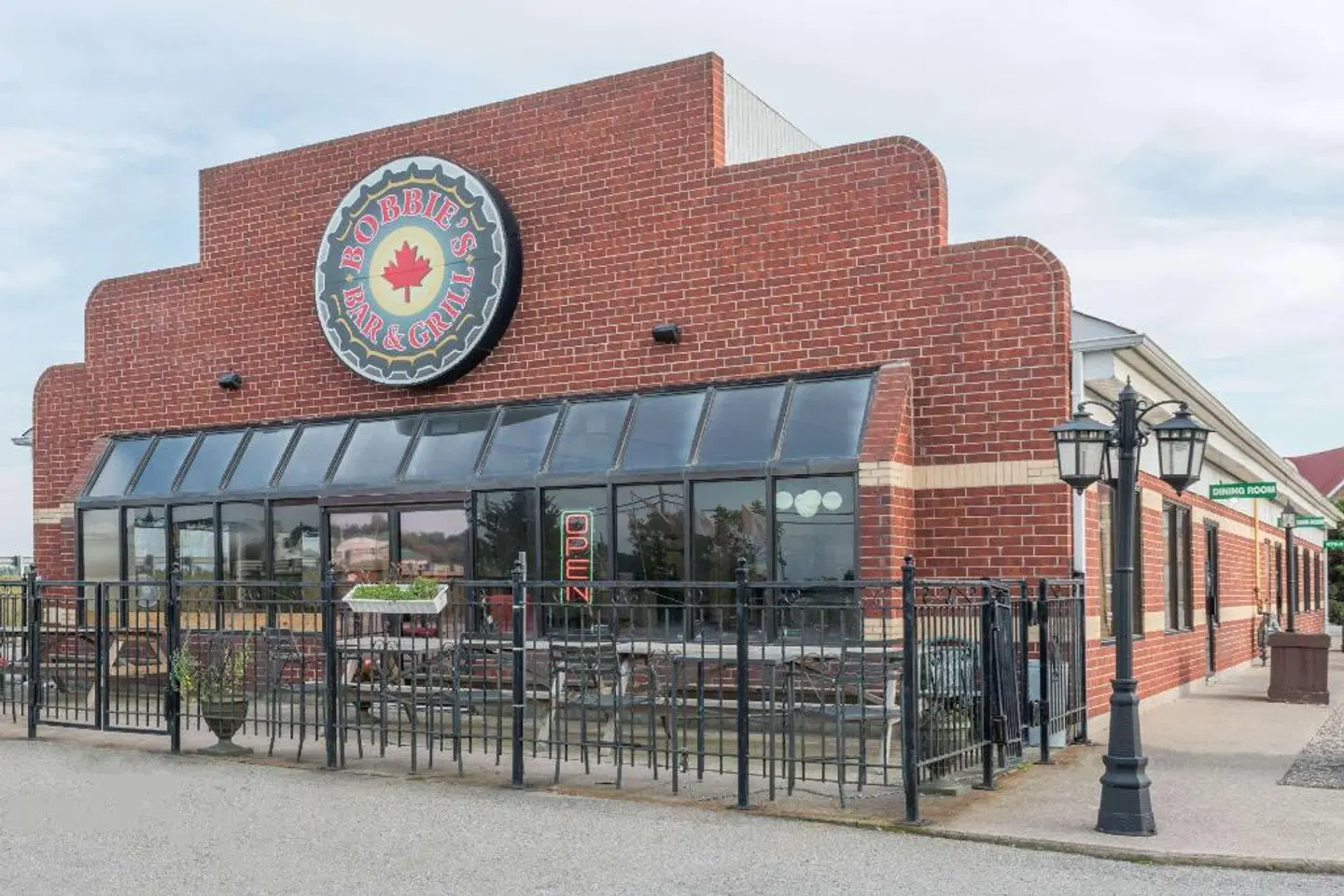 Super 8 by Wyndham Mt Hope Hamilton Intl Arpt ON EXTERIOR