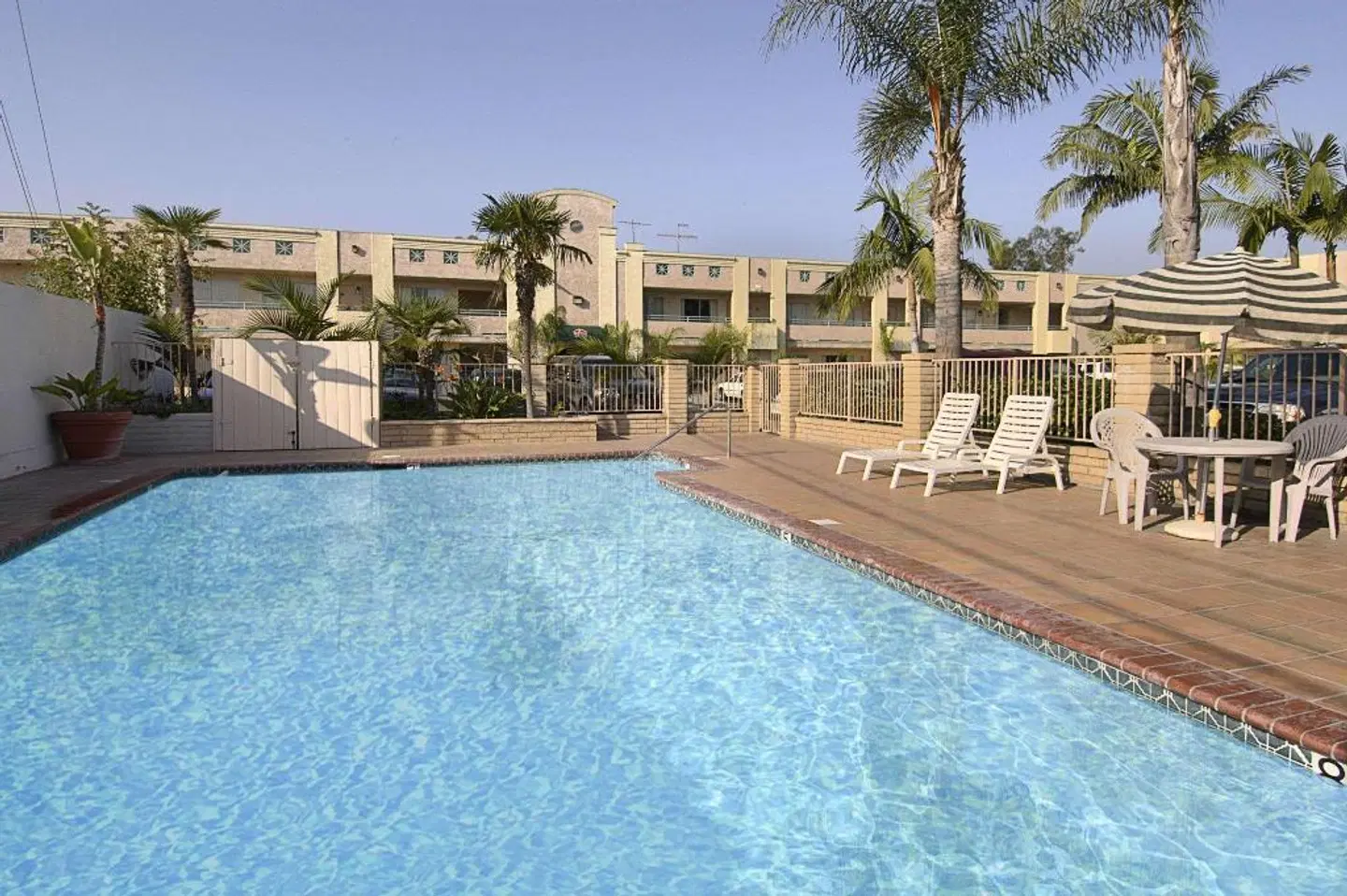 Ramada by Wyndham Anaheim Maingate North OUTDOOR_POOL