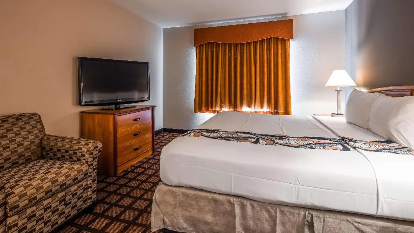 Best Western Inn & Suites - Midway Airport ROOM_EXAMPLE