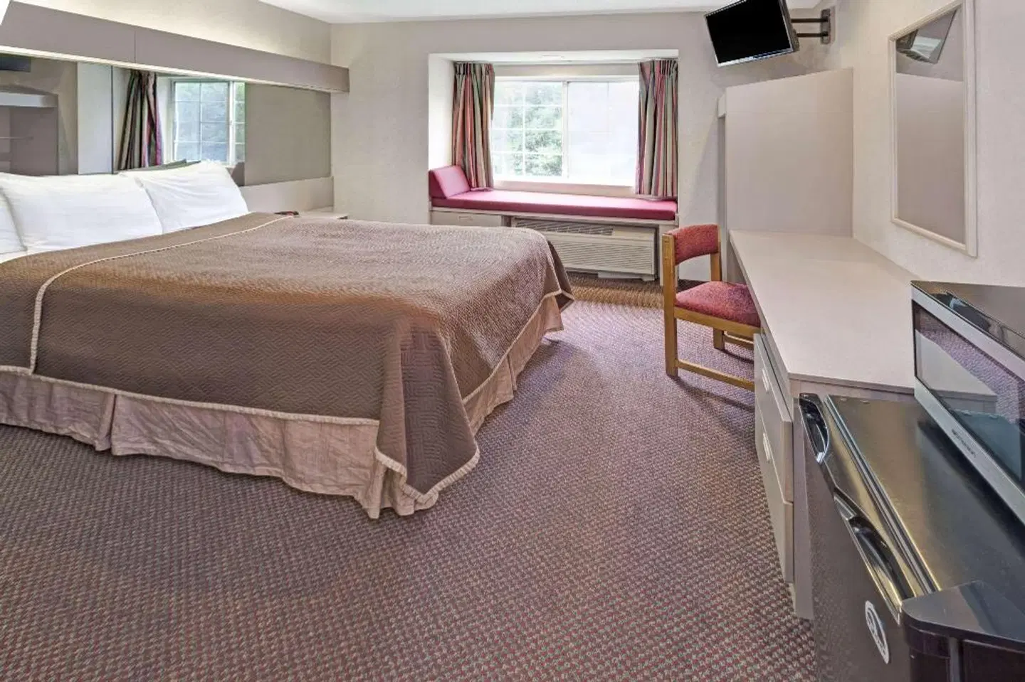 Howard Johnson Inn and Suites Elk Grove Village ROOM_EXAMPLE