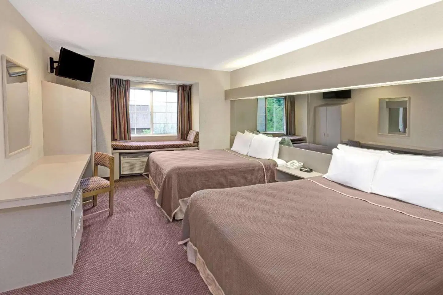 Howard Johnson Inn and Suites Elk Grove Village ROOM_EXAMPLE