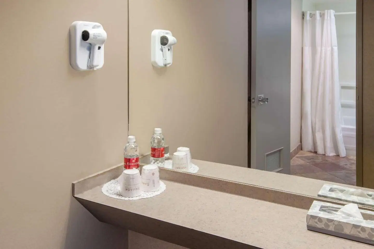 RAMADA PLAZA CALGARY DOWNTOWN Badezimmer