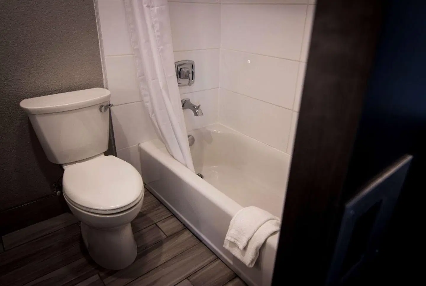 La Quinta Inn & Suites by Wyndham Anchorage Airport Badezimmer