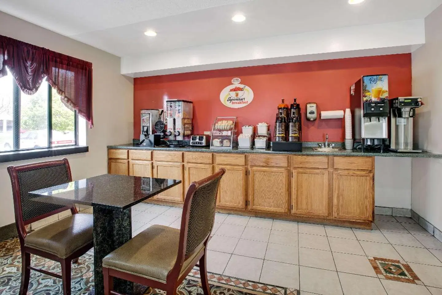 Super 8 by Wyndham Crystal Lake Bar