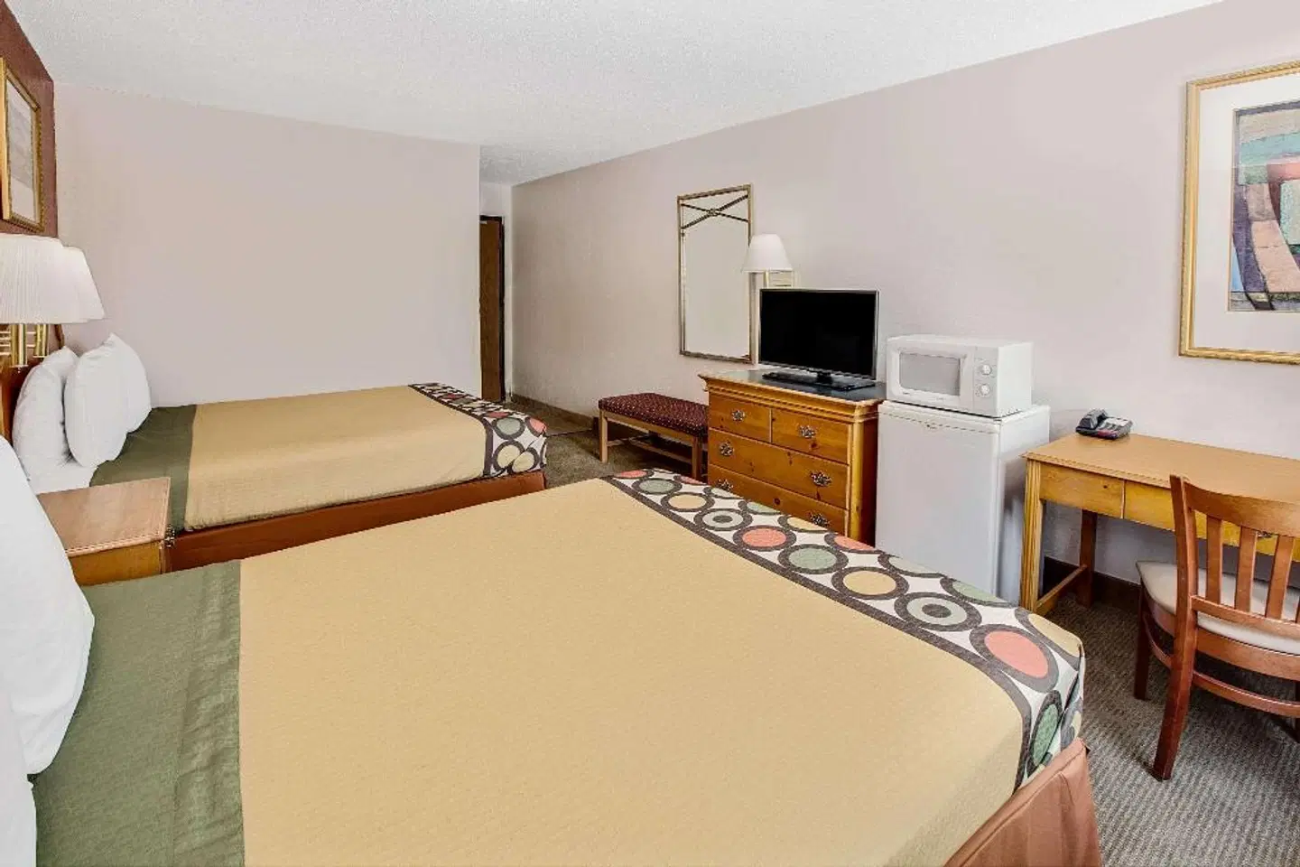 Super 8 by Wyndham Crystal Lake ROOM_EXAMPLE