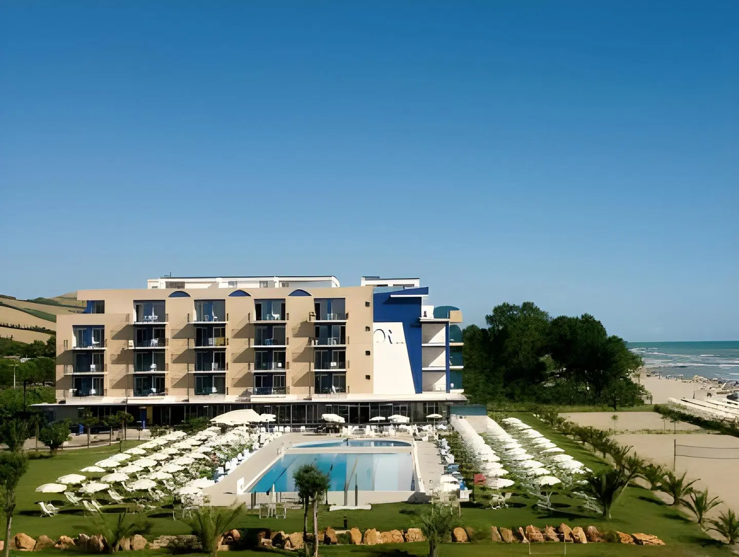 Roses Hotel EXTERIOR