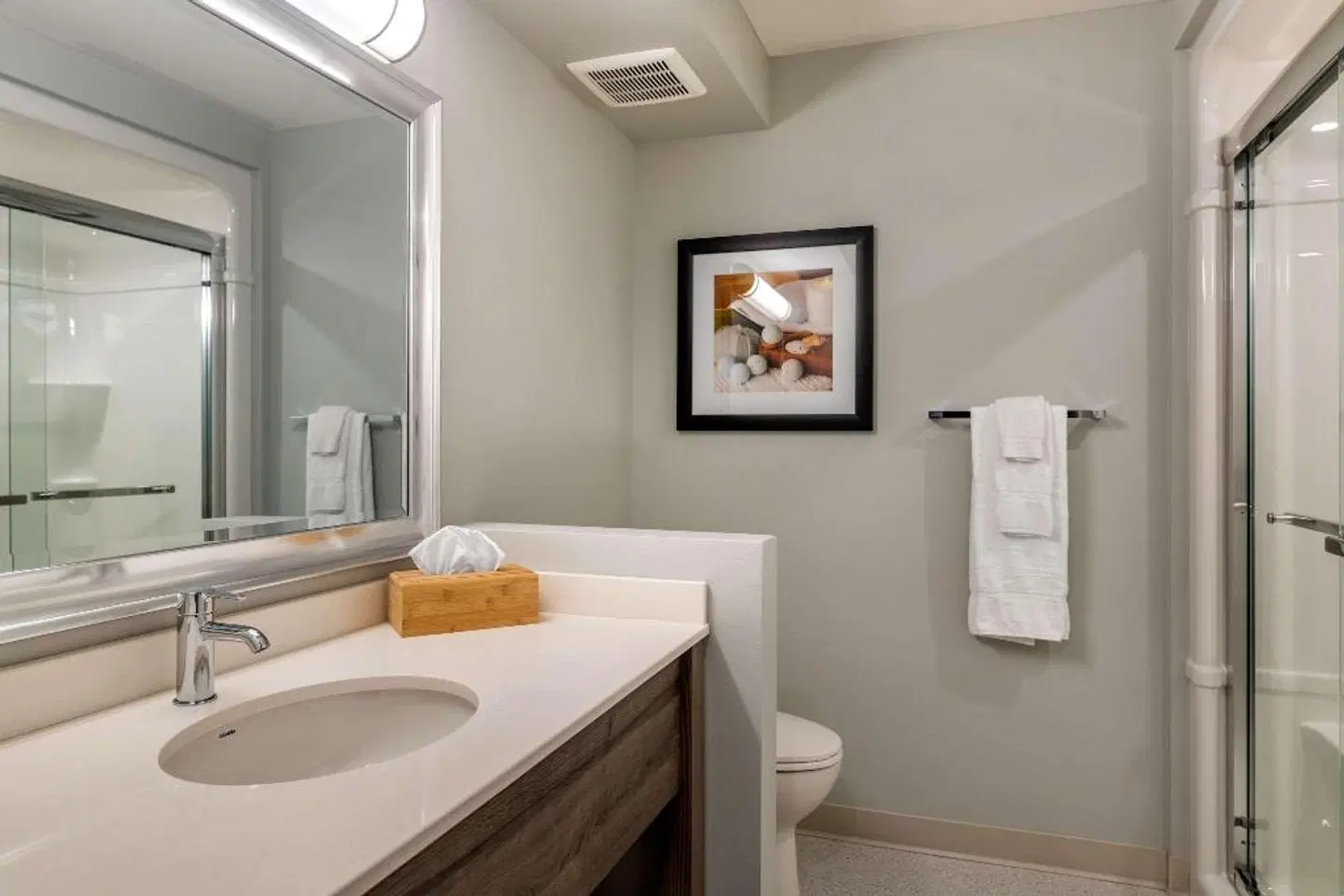 Amsterdam Inn & Suites Fredericton Badezimmer