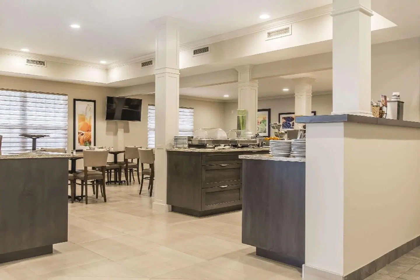 Amsterdam Inn & Suites Fredericton Bar