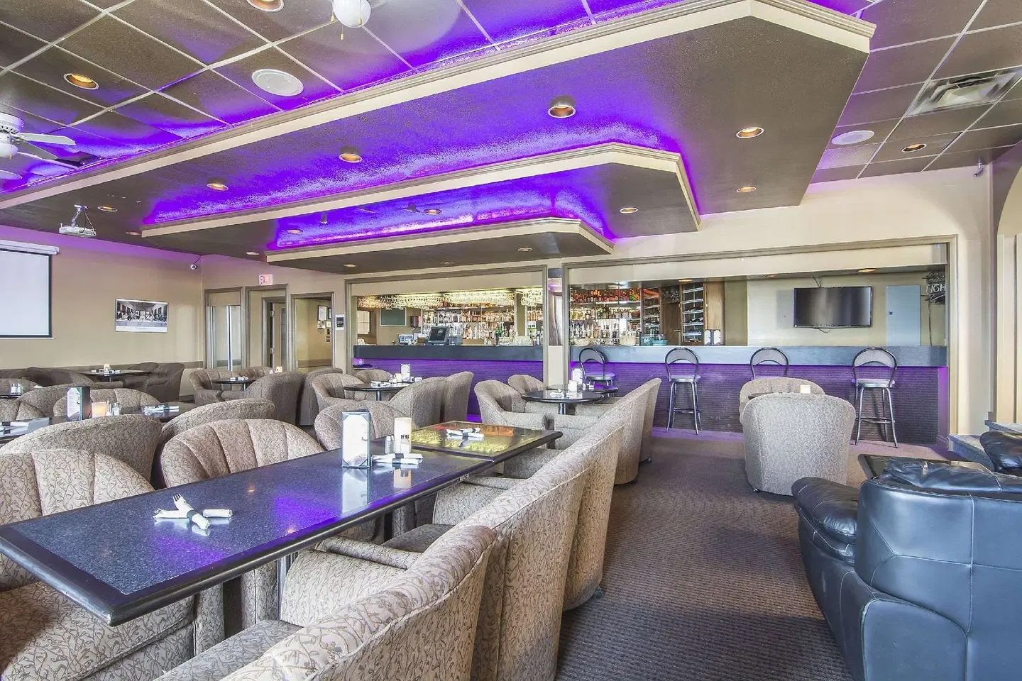 Quality Inn & Suites High Level Bar